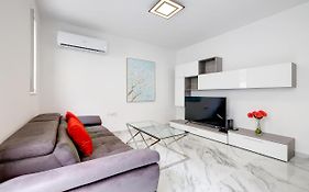 Cosy Apartment Steps To St George'S Bay